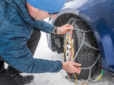 Jak się zakłada łańcuch na koła? 5 kroków, by zrobić to jak profesjonalista