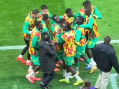Sceny przed finałem Pucharu Narodów Afryki. Piłkarz nagle poczuł się źle