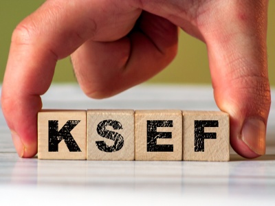 Niezbędnik przedsiębiorcy: KSeF: faktura spoza systemu a koszty, przekroczony limit sprzedaży, rejestracja auta * powrót na Mały ZUS plus * kilka stoisk, ile opłat targowych * spór o zwrot pomocy covidowej