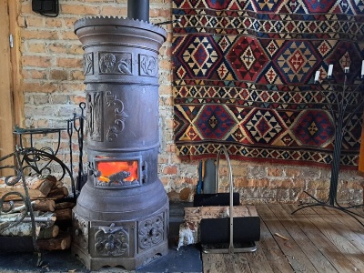 Koza czy kominek? Zimą różnice są kluczowe. Sprawdzamy, co naprawdę się opłaca