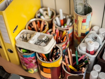 Ferie czas start. Gdzie wyrzucić stare kredki, wypisane długopisy i flamastry? Segregujesz je źle?