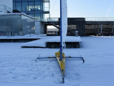 Bojer potrącił spacerowiczów na zamarzniętym jeziorze. Dwie osoby w szpitalu