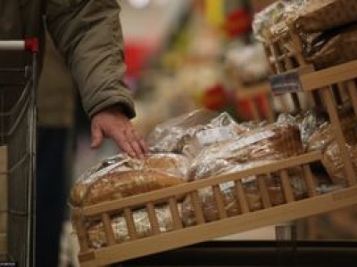 Burza wokół macania pieczywa w sklepach. 