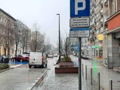 Szczecin. Dodatkowe oznakowanie miejsc dla dostawców w strefach płatnego parkowania