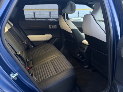 Ma ciekawą linię i dużo miejsca na nogi. Wprost mówią, żeby nie sugerować się cennikiem, bo da się sporo zejść