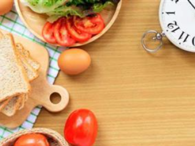 Śniadanie czy przekąski późnym wieczorem — z czego należy zrezygnować?