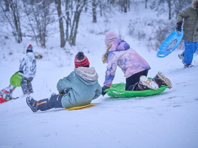 Poszła z dzieckiem i dziadkami na sanki. 