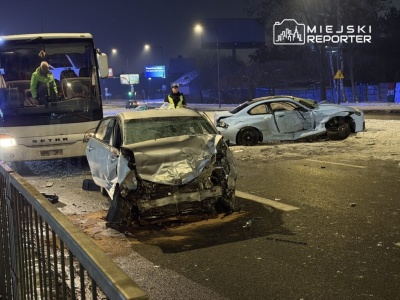 Zablokowany ruch po czołowym zderzeniu BMW z Toyotą przewozu osób