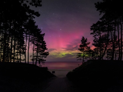Zorza polarna nad niemal całą Polską. Jest tak silna, że samoloty zmieniają trasy
