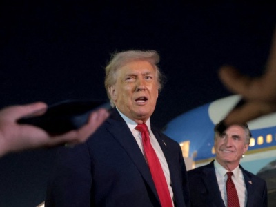 Trump wymierza ciosy, Macron kontruje. 