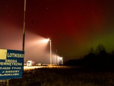 Piła: nocny spektakl nad miastem. Zorza polarna zachwyciła mieszkańców