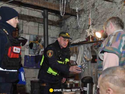 Strażnik miejski świadkuje na ślubach bezdomnych. 