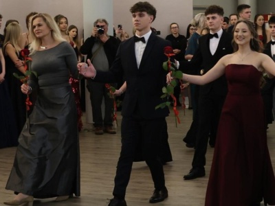 Barbara Nowacka pojawiła się na studniówce. Poprowadziła poloneza. 