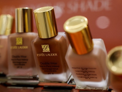 Burza w sieci po zmianie formuły kultowego podkładu. To koniec legendy makijażu?