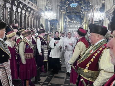 Pasowanie nowych braci kurkowych na Wawelu. Kardynał Ryś o męstwie, które jest miłością