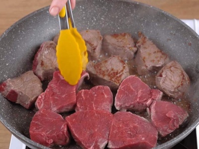 W tym momencie posól mięso. Już nie wyjdzie twarde i suche