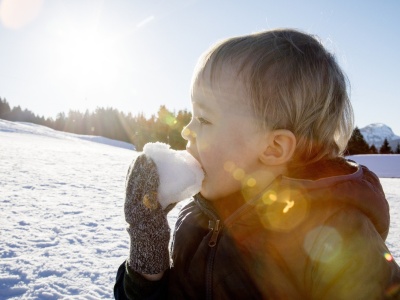 Czy można jeść śnieg? Odpowiedź może cię zaskoczyć! Sprawdź, czego lepiej unikać. Czy jedzenie śniegu odwadnia?