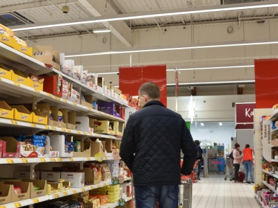 Za te produkty płacimy mniej niż przed rokiem. Spadki cen nawet o 30 proc.