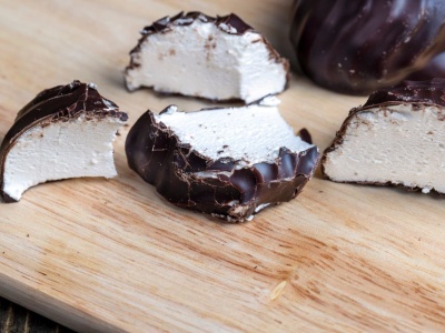 Prosty przepis na ptasie mleczko. Jest tak dobre, że zniknie ze stołu nim się obejrzysz