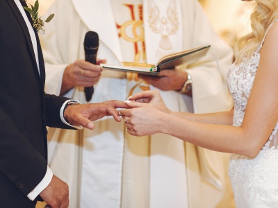 Uzależnienie od rodziców wśród przyczyn stwierdzeń nieważności małżeństwa. Dużo spraw na wokandzie