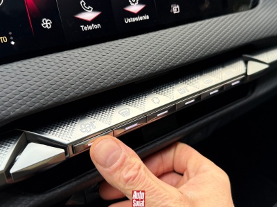 Ukryta funkcja przycisku od szyb w samochodzie. W zimę znika problem z lusterkami