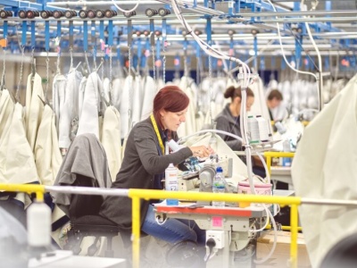 Pracy coraz mniej, płaca rośnie wolniej – najnowsze dane z rynku pracy w UK jak ostrzeżenie