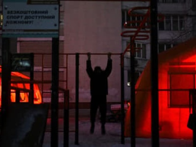 „Syn śpi ze mną, przytulając się, ogrzewam dziecko”. Jak żyje Kijów bez prądu, ciepła i wody?