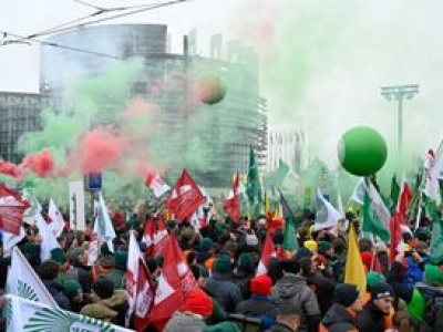 Protest przed Parlamentem Europejskim. Zatrzymano dwóch Polaków