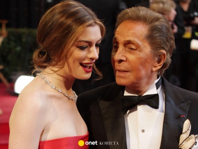 Anne Hathaway opłakuje Valentino. Oświadczenie chwyta za serce