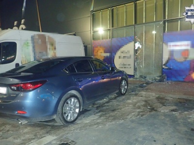 Samochód wjechał w witrynę sklepową w Tarnowskich Górach. Zasłabnięcie kierowcy