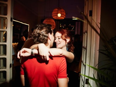 Ekspertka ostrzega: 5 zachowań, które większość myli z chemią w związku, a to tak naprawdę czerwone flagi