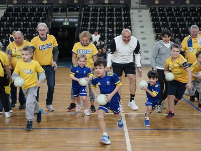 Dziadkowie i wnuki opanowali Halę Legionów