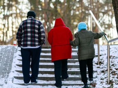 Likwidacja trzynastek i wyższy wiek emerytalny. Ekonomiści grzmią w sprawie zadłużenia