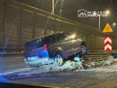 Kierowca wjechał na barierki. Auto zawisło. Kierujący porzucił pojazd i oddalił się pieszo
