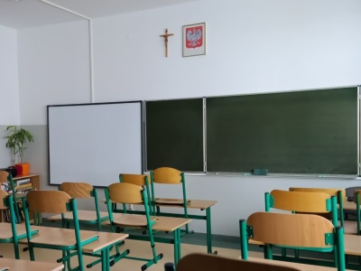 Afera o krzyż w szkole w Kielnie. Zawieszona nauczycielka nie odpuszcza sprawy
