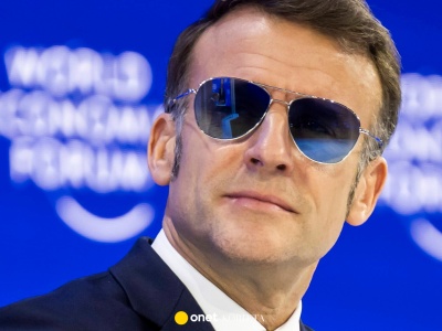 Nietypowa stylizacja Emmanuela Macrona. Wiadomo, dlaczego w Davos wystąpił w okularach