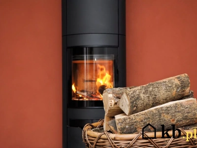 Ile drewna do kominka potrzebujesz na zimę? Oto najprostszy sposób, aby to wyliczyć