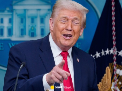 Dziwne zachowanie Donalda Trumpa podczas przemówienia. Rzucał przedmiotami na ziemię