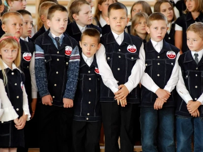 Mundurki wrócą do szkół? Interesujące wyniki sondażu