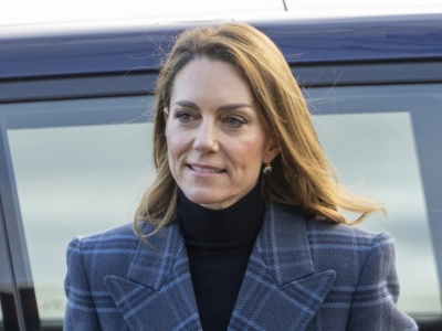 Gdy zdjęła płaszcz, zatrzymali na niej wzrok. Kate zaintrygowała zebranych