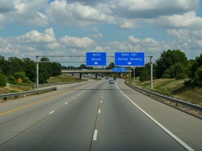 Znak zielony czy niebieski? Ten kolor myli kierowców na europejskich autostradach