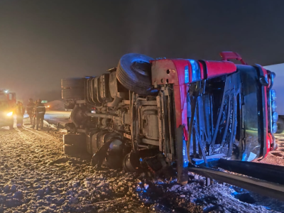 Obwodnica Trójmiasta zablokowana. Wypadek ciężarówki ze zbożem