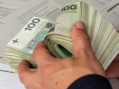 Eksperci ostrzegają. Uwaga na darowizny z ręki do ręki. Brak przelewu grozi podatkiem