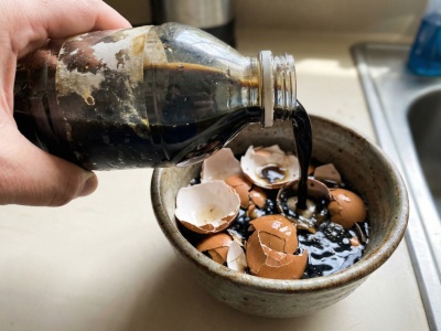 Dolewam czarny napój do skorupek i działam. Mój trik zasługuje na wieniec laurowy