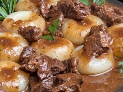 Sprężyste kluseczki podaję z gulaszem. Mięso jest mięciutkie i rozpływa się w ustach