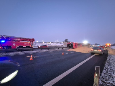 TIR ze zbożem na boku! Obwodnica Trójmiasta sparaliżowana