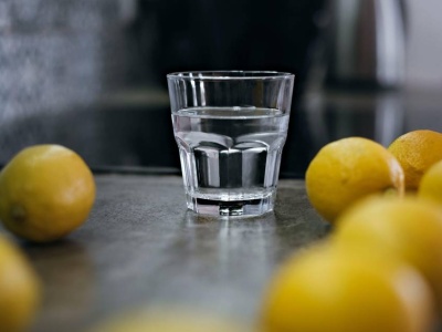 Czy woda z cytryną jest zdrowa? Eksperci ostrzegają przed porannym rytuałem