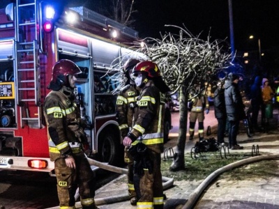 Pożar mieszkania w bloku! Jedna osoba poszkodowana trafiła do Szpitala.