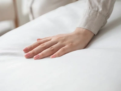 Grzejesz, a i tak marzniesz w nocy? Ten szczegół w sypialni kradnie ciepło