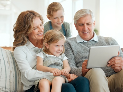 Bez starszyzny ani rusz? Oto, jak Polacy widzą dziś rolę babci i dziadka w rodzinie